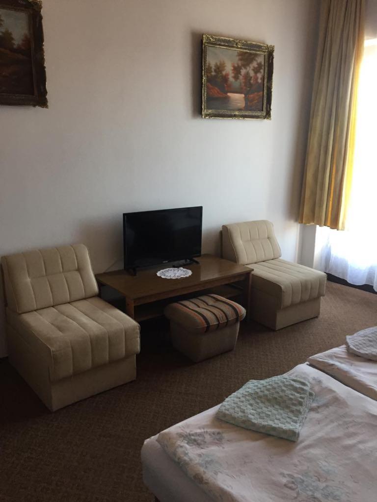 Ilona Panzio Hotel บาลาตอนแลลเล ภายนอก รูปภาพ